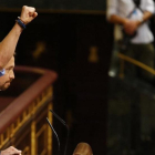 Pablo Iglesias alza el puño durante su intevención en el debate de investidura de Mariano Rajoy.-AGUSTÍN CATALÁN
