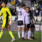 Valcarce celebra con sus compañeros el gol ante la Ponferradina. TOMÁS ALONSO