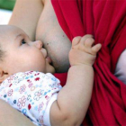 Una mujer, dando el pecho a su bebé.-Foto: ARCHIVO
