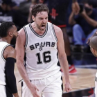 Pau Gasol junto a Tony Parker y Patty Mills durante el segundo encuentro Spurs-Rockets.-EFE