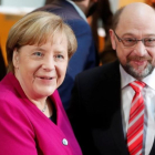 La cancillera Angela Merkel y el líder socialdemócrata Martin Schulz, antes de empezar las conversaciones para formar Gobierno, en Berlín.-/ REUTERS / HANNIBAL HANSCHKE