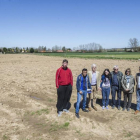 Representantes de la Fundación CISA y de la Corporación junto a varios alumnos del centro Puentesaúco en los terrenos de titularidad municipal.-ISRAEL L. MURILLO