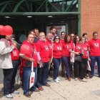 Miembros del PSOE, en la entrada de Alcampo.-ECB