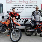 Rodrigo Martín y Jonatan González posan junto a sus motos.-