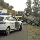 Los dos vehículos implicados en el accidente acabaron volcando, mientras que el camión, gracias a la pericia del conductor, se mantuvo en la vía.-G.G.
