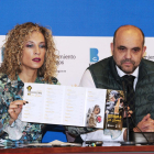 Blanca Carpintero, concejal de Festejos, y Fernando de la Varga, presidente de la Federación de Hostelería.-ISRAEL L. MURILLO
