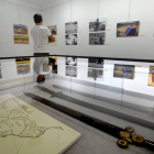 La exposición muestra fotografías pero también paneles informativos y objetos de época.-I. L. M.