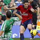 El defensa del Betis Antonio Amaya (i) y el centrocampista del Osasuna Álvaro Cejudo luchan por el balón, durante el partido disputado el 12 de enero del 2014.-Foto: EFE / JOSÉ MANUEL VIDAL