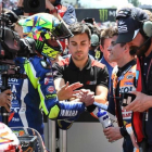 Valentino Rossi y Marc Márquez se dan la mano en Montmeló.-MARCO GUIDETTI