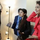 Amal Clooney (de rojo) junto a Nadia Murad, este lunes en Naciones Unidas, durante una entrevista con el ministro de asustos exteriores francés Jean-Marc Ayrault.-AFP / KENA BETANCUR
