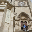 Dos turistas subiendo las escaleras que dan a la Puerta del Sarmental para entrar en la Catedral.-RAÚL G. OCHOA