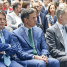 Mañueco, con gesto serio, sentado junto a Sánchez y Felipe VI en el acto institucional de inauguración del AVE a Burgos. SANTI OTERO