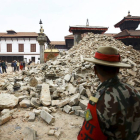 Un grupo de personas observa un templo nepalí destruido tras el terremoto-El Mundo