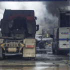 Los bomberos trabajan en el interior de la nave afectada por el fuego.-ISRAEL L. MURILLO