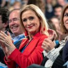 Cifuentes, entre Pío García-Escudero y Cospedal, este sábado en Sevilla.-EFE / RAFA ALCAIDE / JULIO MUÑOZ