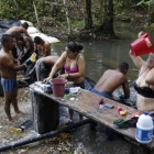 Guerrilleras de las FARC se asean en un campamento en la selva, el pasado 11 de agosto.-FERNANDO VERGARA / AP
