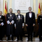 El presidente del Supremo, Carlos Lesmes, a la derecha del Rey, y Luis María Díez-Picazo, a la izquierda del Monarca, en un acto judicial.-EL PERIÓDICO