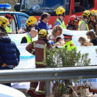 Personal de emergencia, en la zona del accidente.-AFP / PAU BARRENA