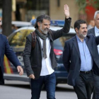 Cuixart y Sànchez saludan a amigos y seguidores, el lunes 16 de octubre en Madrid. /-JOSÉ LUIS ROCA / ÁLVARO MONGE