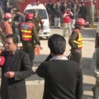 Fuerzas de seguridad en el exterior de la universidad Bacha Khan, asaltada esta mañana por cuatro terroristas.-REUTERS TV / REUTERS
