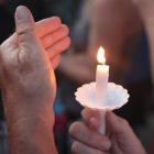 Un hombre enciende una vela por las víctimas del tiroteo en Ohio.-GETTY IMAGES NORTH AMERICA