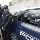 El cartel contra la violencia de género que lucirán a partir de ahora los coches de la Policía Nacional.-RAÚL G. OCHOA