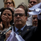 El presidente de la Asamblea Nacional de Venezuela, el opositor Julio Borges,  rompe en pedazos la sentencia del Supremo  que califico de  basura  durante una rueda de prensa.-EFE / CRISTIAN HERNANDEZ