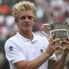 Alejandro Davidovich, con el trofeo de campeón junior de Wimbledon, este domingo.-AP / STEVEN PASTON