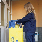 Una trabajadora de Correos realiza su ronda de reparto.-RAÚL G. OCHOA