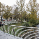 Un hombre hace una foto al río Arlanzón.-SANTI OTERO