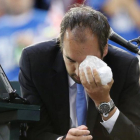 Arnaud Gabas, el juez de silla víctima del pelotazo aplicándose hielo.-REUTERS / CHRIS WATTIE