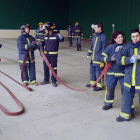 Los alumnos realizando en el patio una clase práctica.-L. V.
