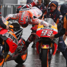 Marc Márquez patina al cambiar de moto hoy en Brno.-REPSOL MEDIA / JAIME OLIVARES