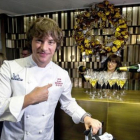 El cocinero de Àbac celebra la consecución de su tercera estrella Michelin-EFE / ENRIC FONTCUBERTA