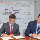 Rafael Barbero y Miguel Ángel Benavente suscriben la renovación del convenio.-ISRAEL L. MURILLO