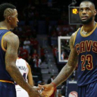 LeBron James celebra una canasta junto a J.R. Smith en el encuentro que enfrentaba a los Calvaliers y a los Hawks.-Foto: AFP / KEVIN C. COX