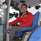 Rubén Muelas subido a su tractor en su explotación en Gigosos de los Oteros, en la comarca del Porma, en León-E.M.