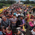Ciudadanos venezolanos cruzan el puente internacional Simón Bolívar desde San Antonio del Tachira, en Venezuela.-AFP / GEORGE CASTELLANOS
