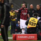 Higuaín, tras ver la tarjeta roja.-AFP