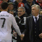 Carlo Ancelotti felicita a Cristiano Ronaldo tras sustituir al delantero portugués.-Foto: AFP / PAUL ELLIS