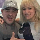 Maradona, con su rostro renovado, junto a su novia, Rocío Oliva.-Foto: PRIMICIASYA.COM