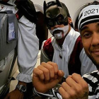Alves, vestido de presidiario, junto a Suárez, con un disfraz de Batman, en el avión de regreso a Barcelona.-TWITTER