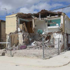 Un Policía Local custodia la casa más afectada por la explosión.-RAÚL G. OCHOA