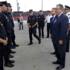 El ministro del Interior, Juan Ignacio Zoido, durante la visita que realizó a los policías y guardias civiles desplazados a Catalunya, el pasado 4 de octubre.-/ PERIODICO (EFE)