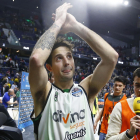 Laprovittola saluda a la grada tras su histórica exhibición en los cuartos de final de la Copa del Rey. ACB PHOTO-ACB PHOTO