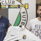 Javi Cantero y Diego García posan con la camiseta del Burgos CF.-RAÚL G. OCHOA