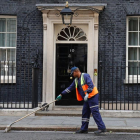 Preparativos ante Downing Street para la comparecencia de May.-ADRIAN DENNIS / AFP