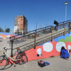 Los artistas del colectivo SiO2 dando los últimos toques al mural de la zona de juegos de la plaza del Hangar. ECB