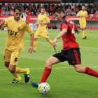 El extremo zurdo del Mirandés ÁlexGarcía conduce un balón en presencia de un defensor del Girona en el choque de ayer en Anduva-Alfonso García Mardones