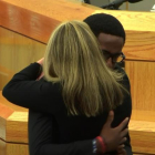 Amber Guyger se funde en un emotivo abrazo con el hermano del joven que mató.-